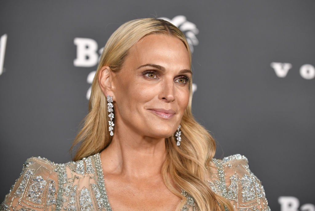 Sports Illustrated Model Molly Sims Discusses Posing At