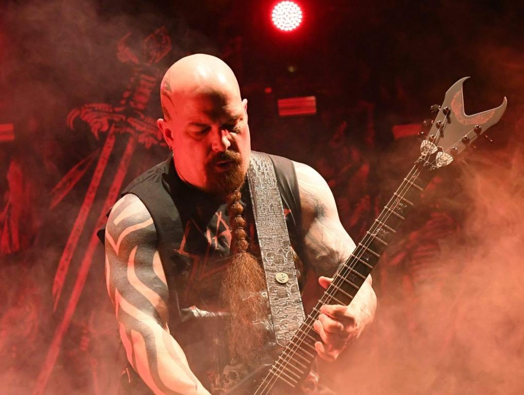 VIDEO: Quarantined Italian Man Plays Slayer's 'Raining Blood' on Guitar ...